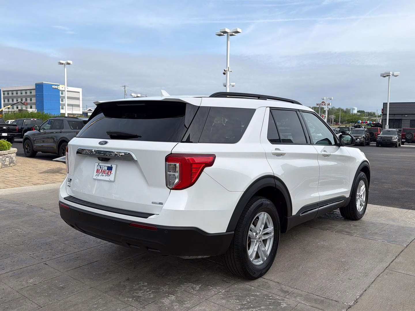 2020 Star White Metallic Tri-Coat Ford Explorer XLT 4X4 SUV