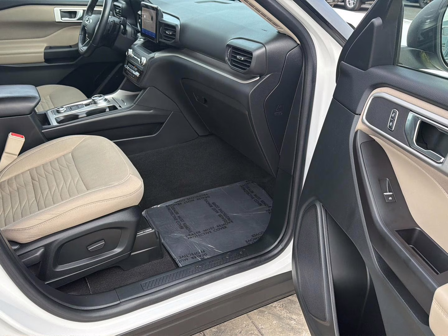 2020 Star White Metallic Tri-Coat Ford Explorer XLT 4X4 SUV