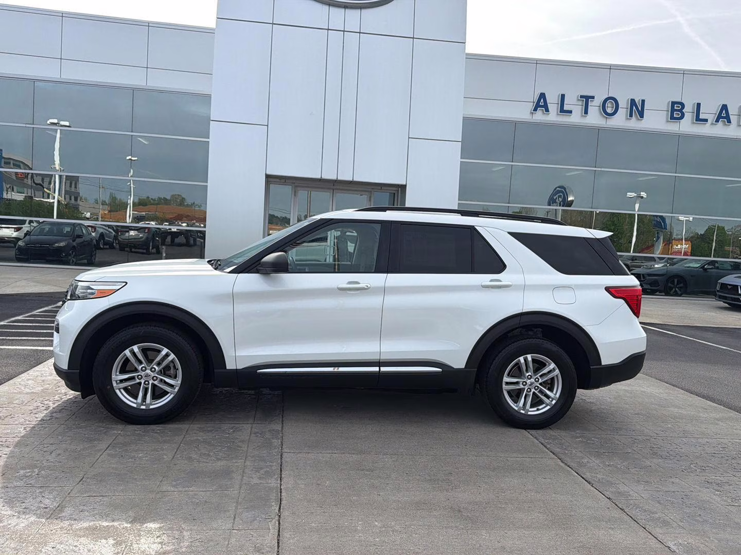 2020 Star White Metallic Tri-Coat Ford Explorer XLT 4X4 SUV
