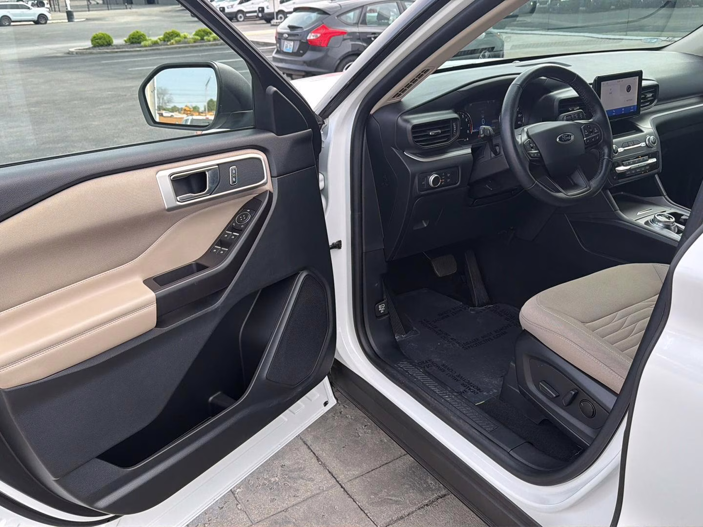 2020 Star White Metallic Tri-Coat Ford Explorer XLT 4X4 SUV