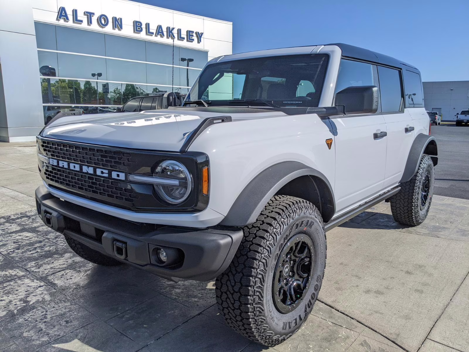 2026 Oxford White Ford Bronco Badlands 4X4 SUV