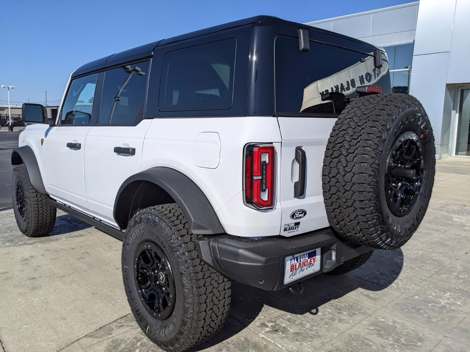 2026 Oxford White Ford Bronco Badlands 4X4 SUV