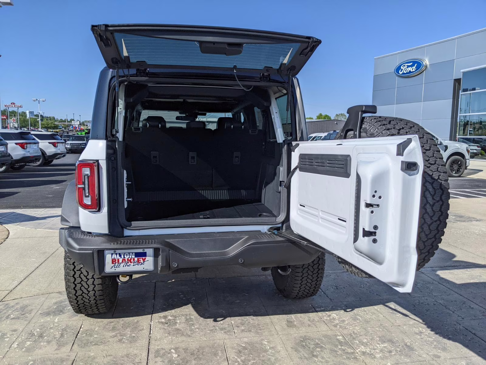 2026 Oxford White Ford Bronco Badlands 4X4 SUV