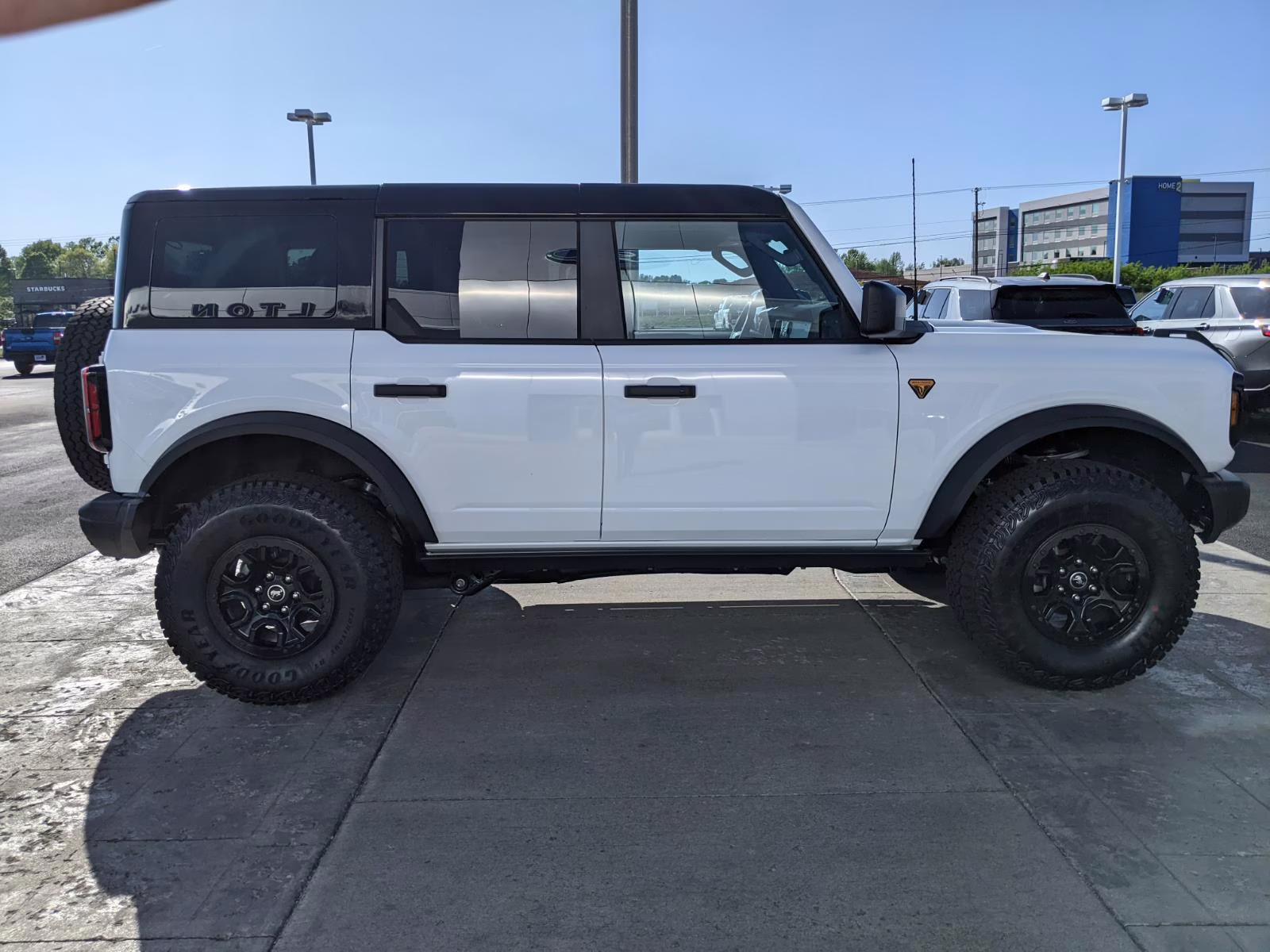 2026 Oxford White Ford Bronco Badlands 4X4 SUV