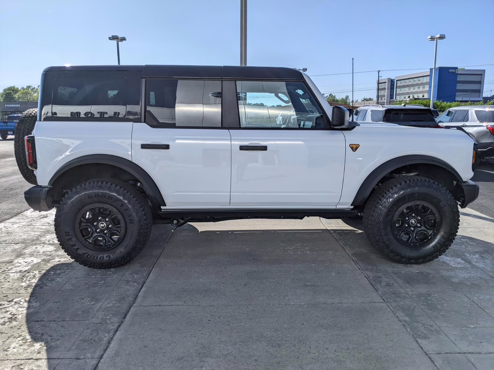 2026 Oxford White Ford Bronco Badlands 4X4 SUV
