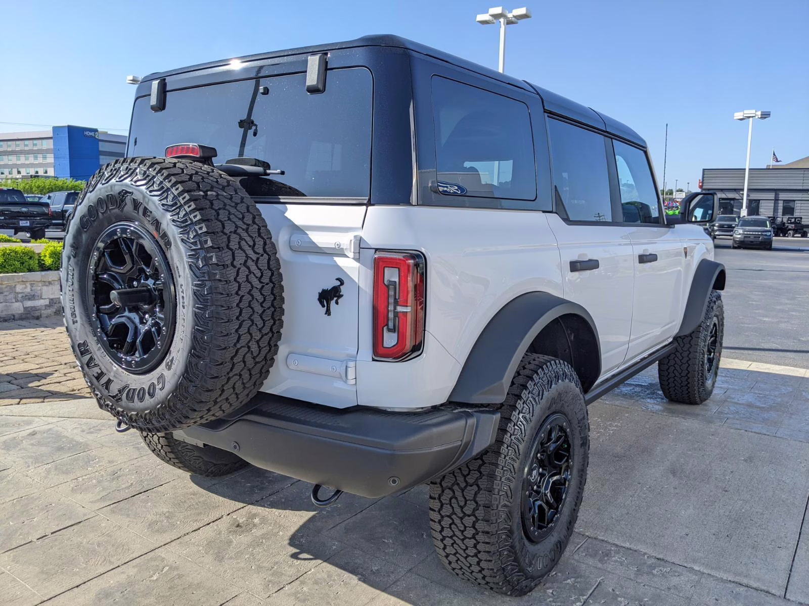 2026 Oxford White Ford Bronco Badlands 4X4 SUV