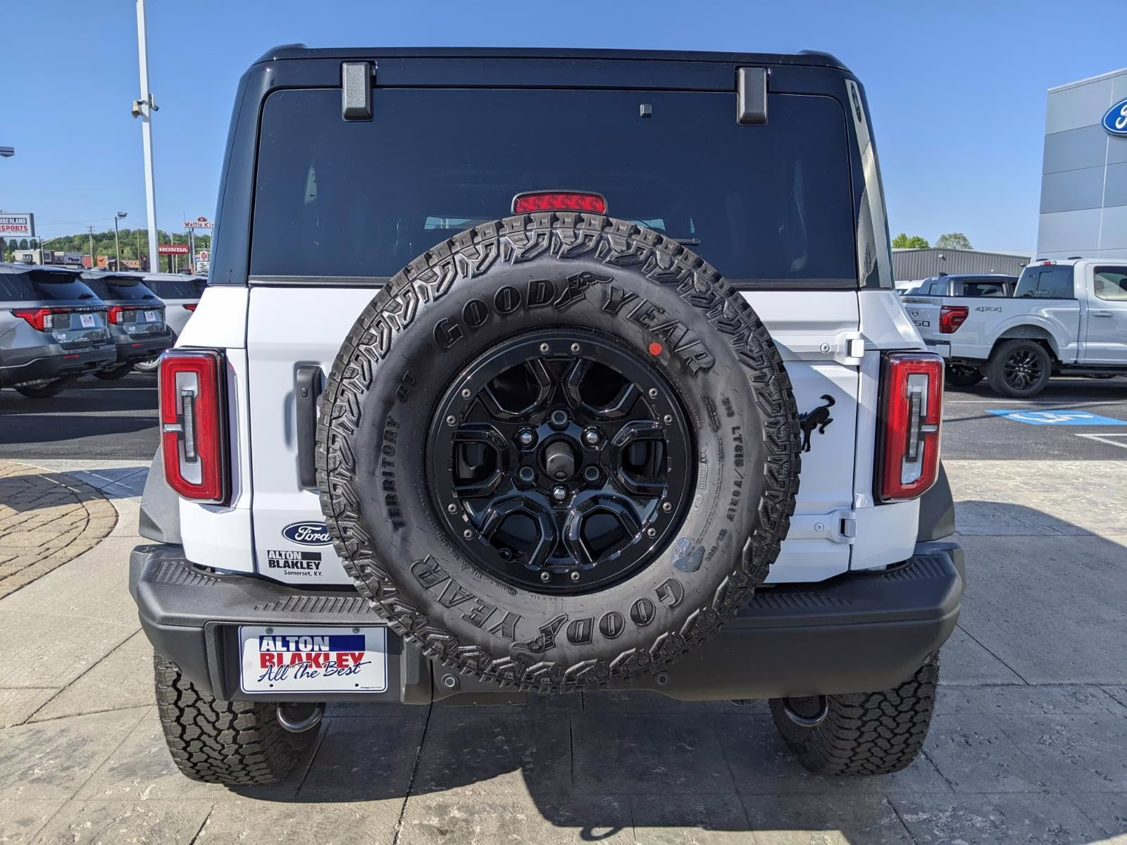2026 Oxford White Ford Bronco Badlands 4X4 SUV