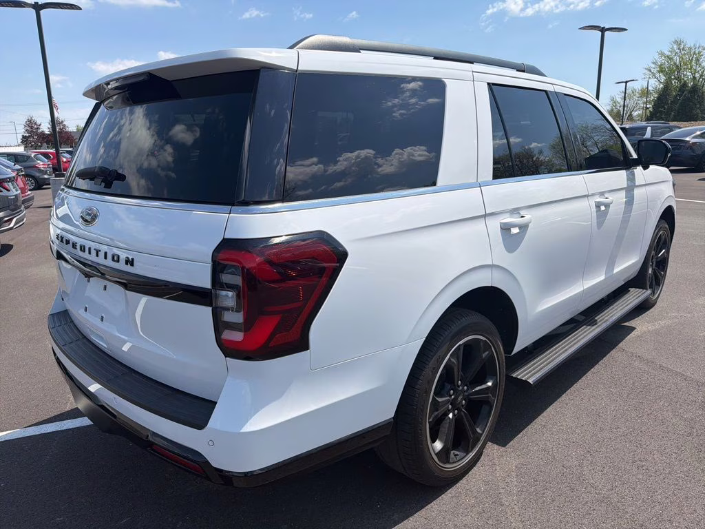 2022 Oxford White Ford Expedition Limited 4X4 SUV