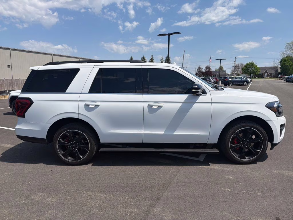 2022 Oxford White Ford Expedition Limited 4X4 SUV