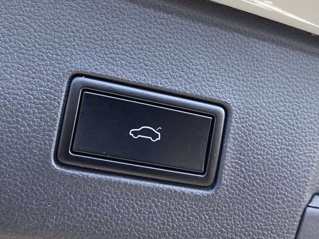 2021 Pure White Volkswagen Atlas 3.6L V6 SE w/Technology FWD SUV