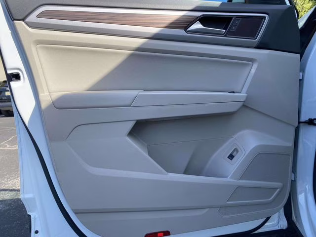 2021 Pure White Volkswagen Atlas 3.6L V6 SE w/Technology FWD SUV