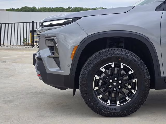 2026 Sterling Gray Metallic Chevrolet Traverse Z71 AWD SUV