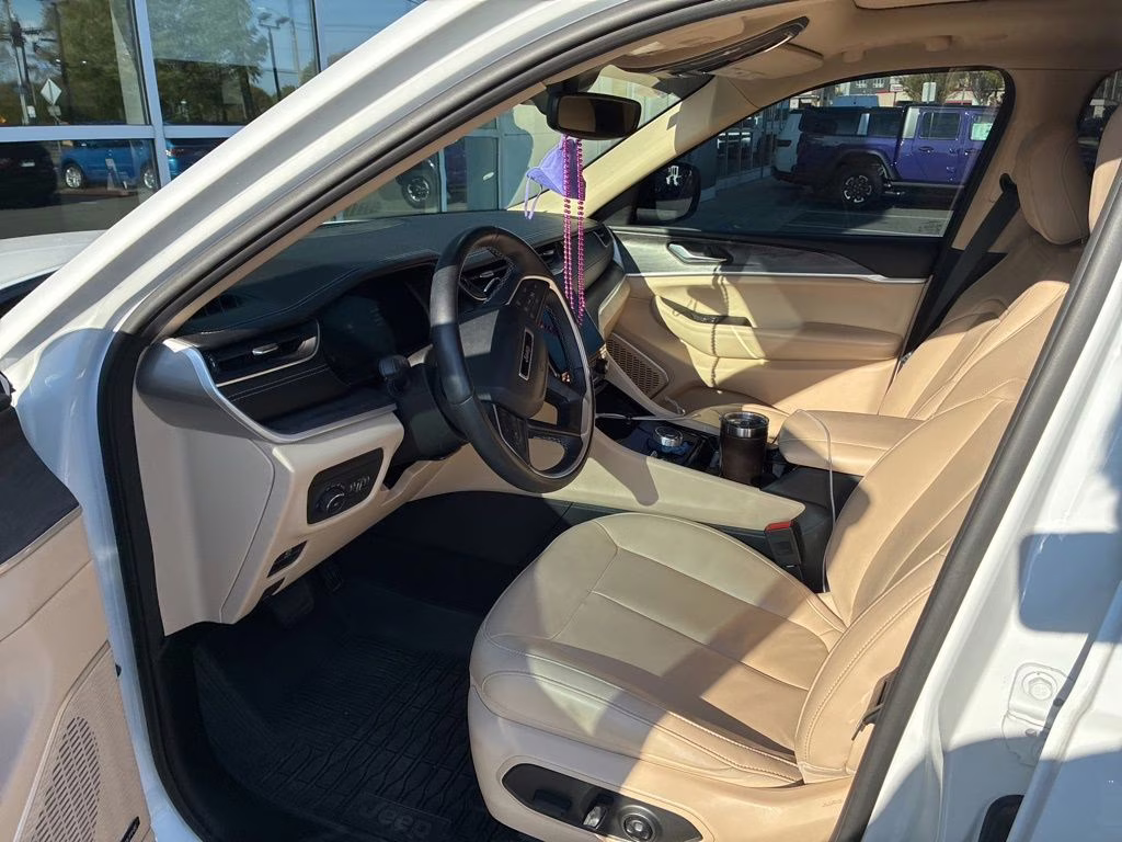 2022 Bright White Clearcoat Jeep Grand Cherokee L Limited 4X4 SUV