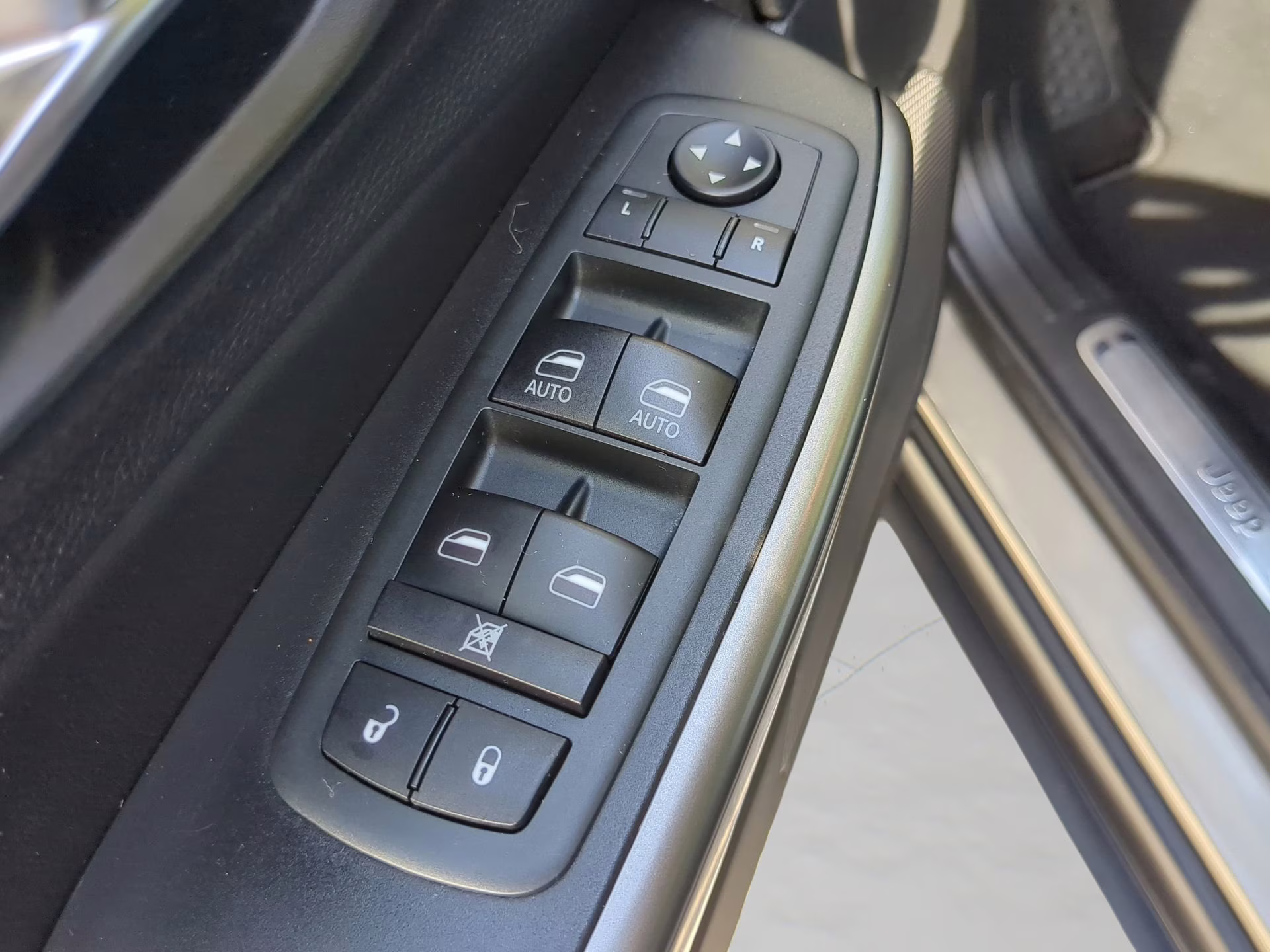2020 Light Brownstone Pearlcoat Jeep Cherokee Limited 4X4 SUV