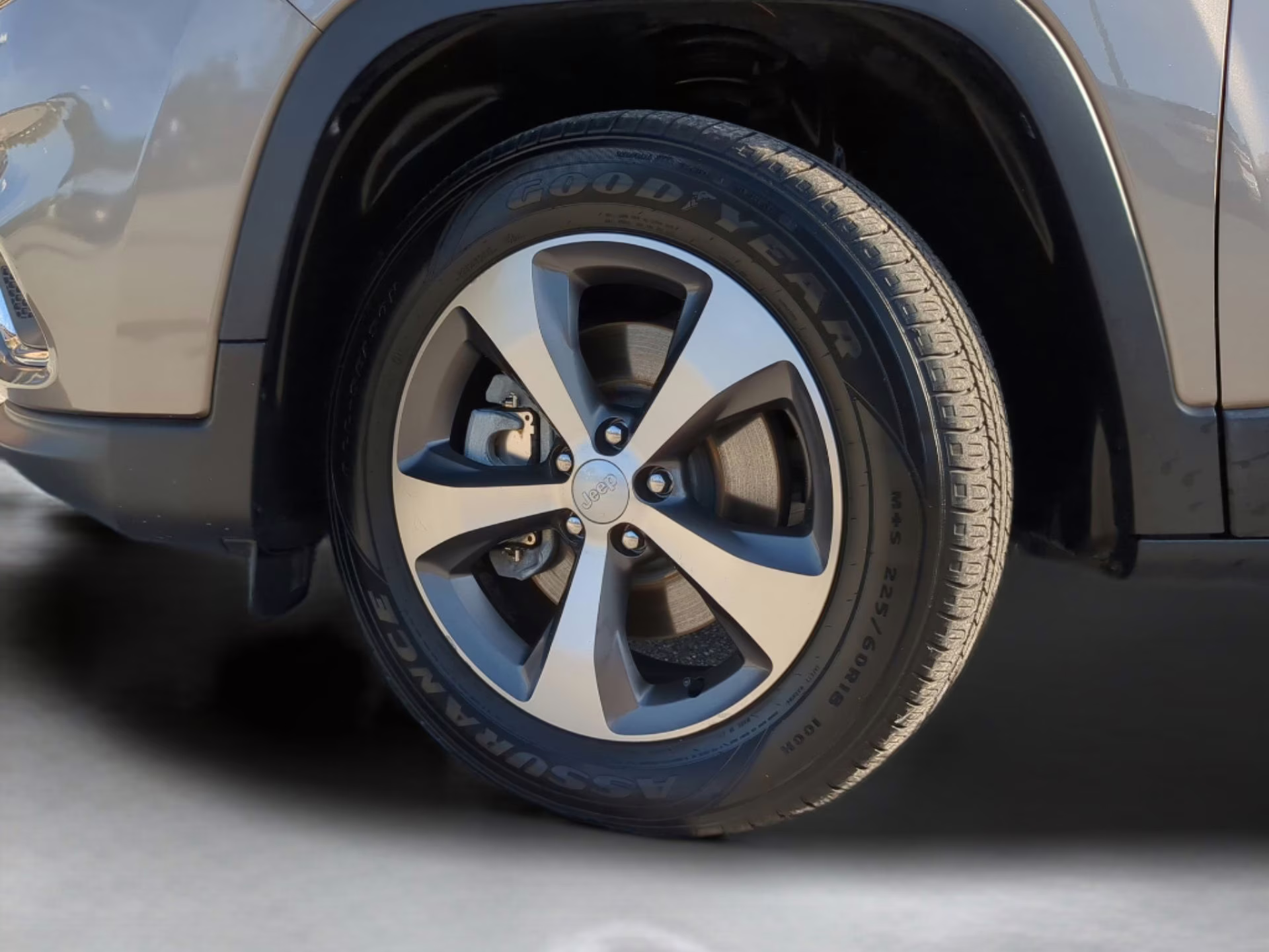 2020 Light Brownstone Pearlcoat Jeep Cherokee Limited 4X4 SUV