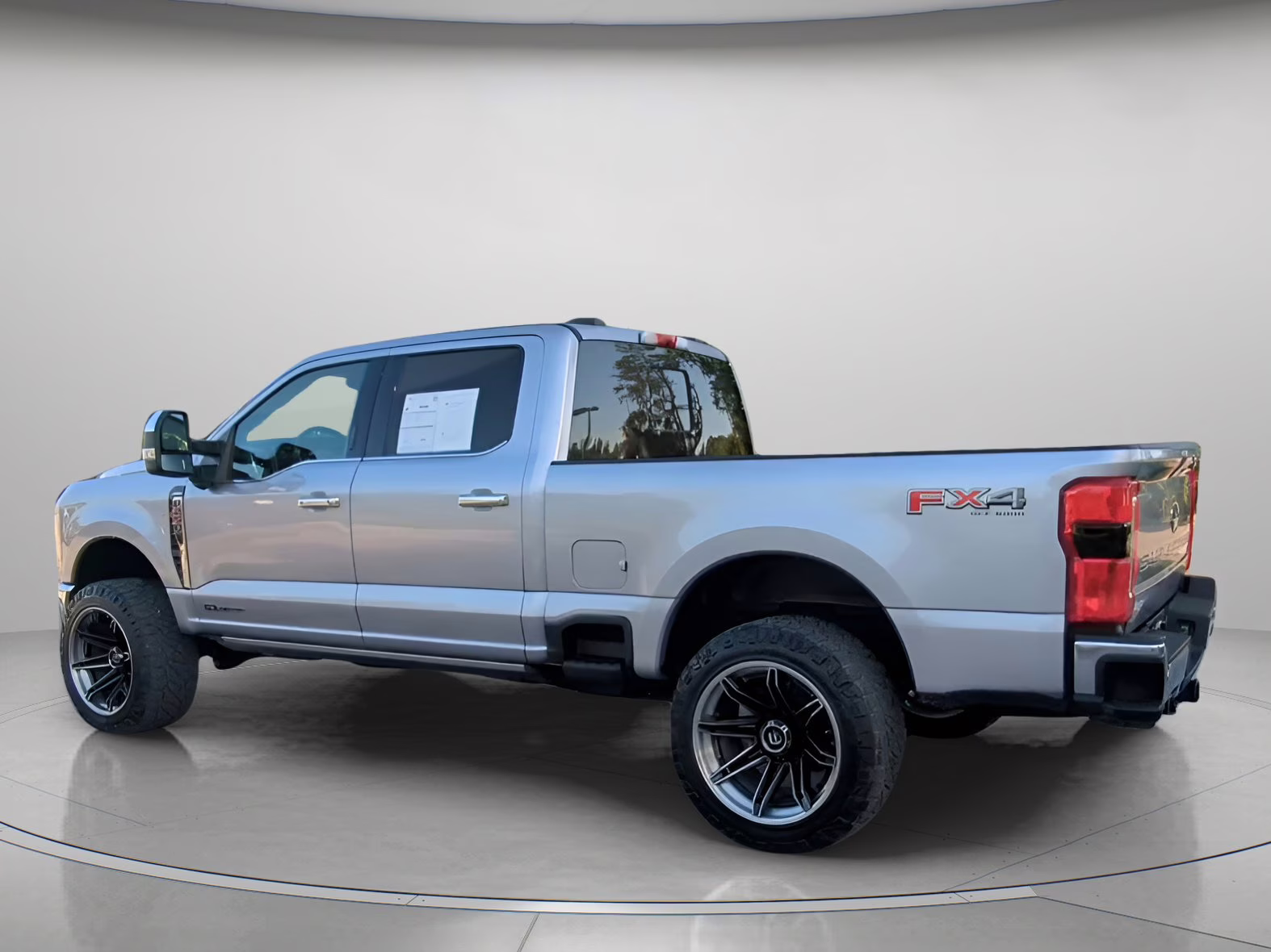 2023 Iconic Silver Metallic Ford Super Duty F-250 SRW LARIAT Crew Cab Pickup 4X4 Truck