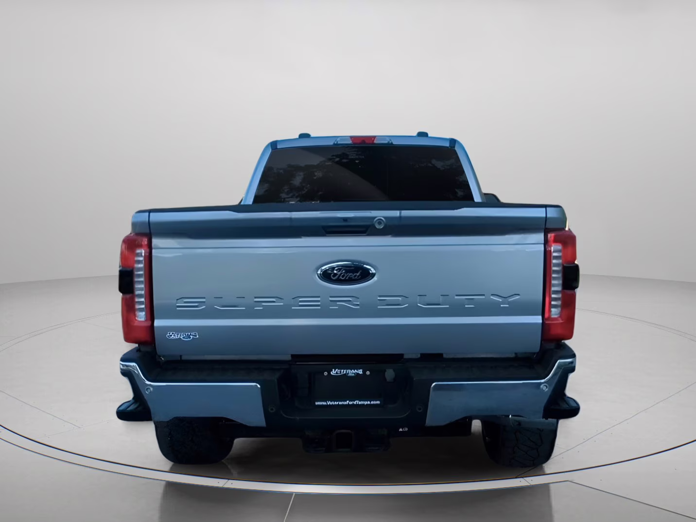 2023 Iconic Silver Metallic Ford Super Duty F-250 SRW LARIAT Crew Cab Pickup 4X4 Truck