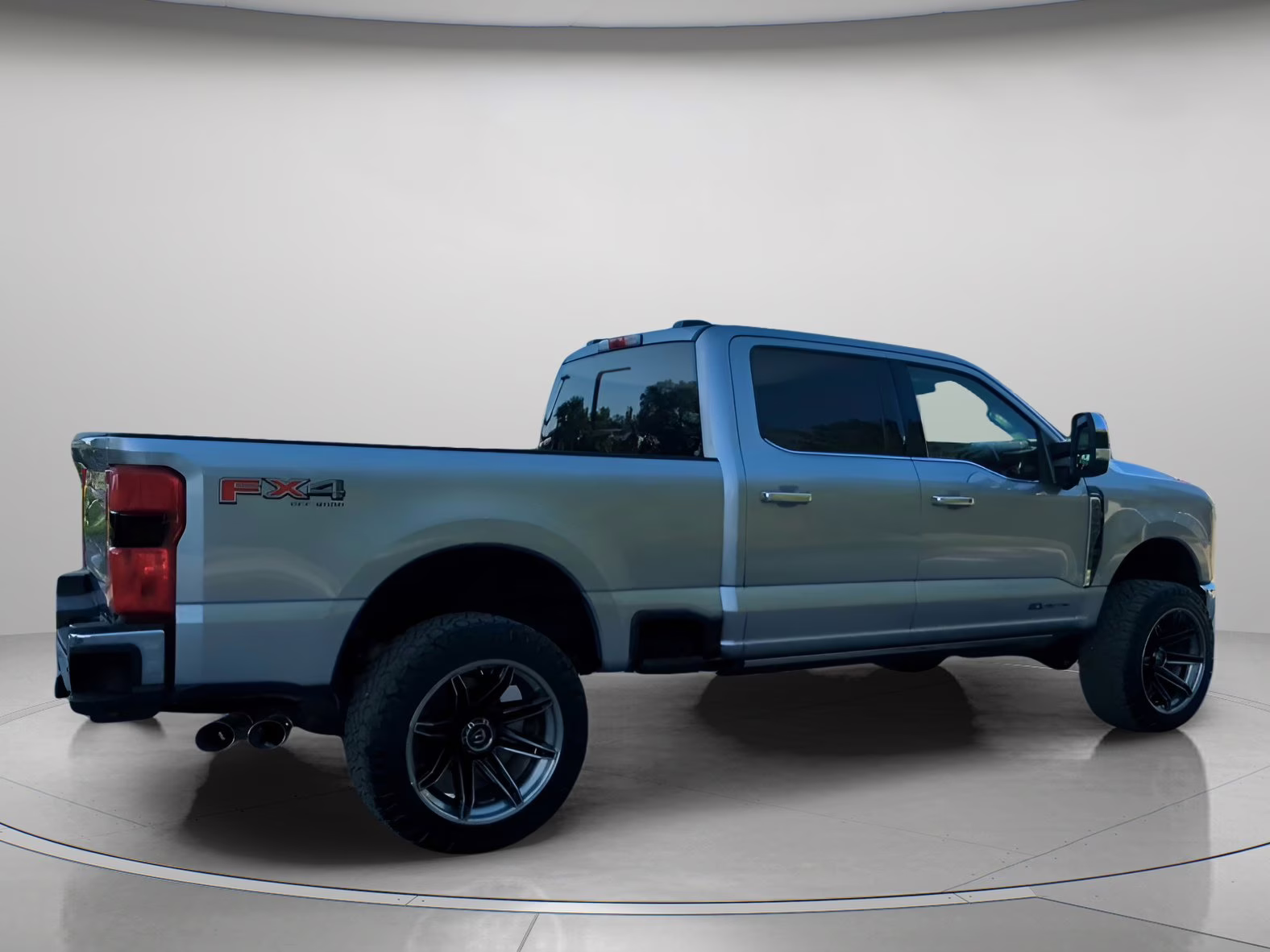 2023 Iconic Silver Metallic Ford Super Duty F-250 SRW LARIAT Crew Cab Pickup 4X4 Truck