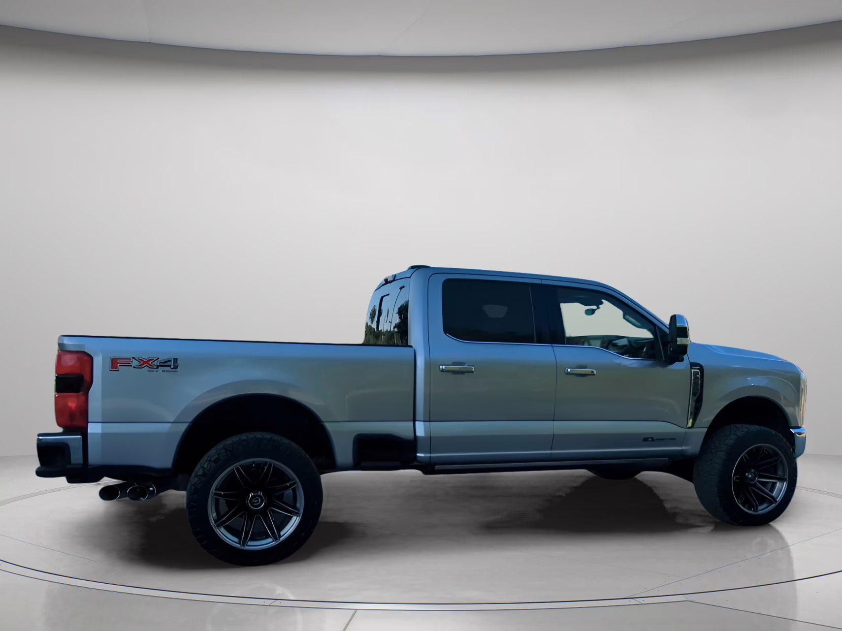 2023 Iconic Silver Metallic Ford Super Duty F-250 SRW LARIAT Crew Cab Pickup 4X4 Truck