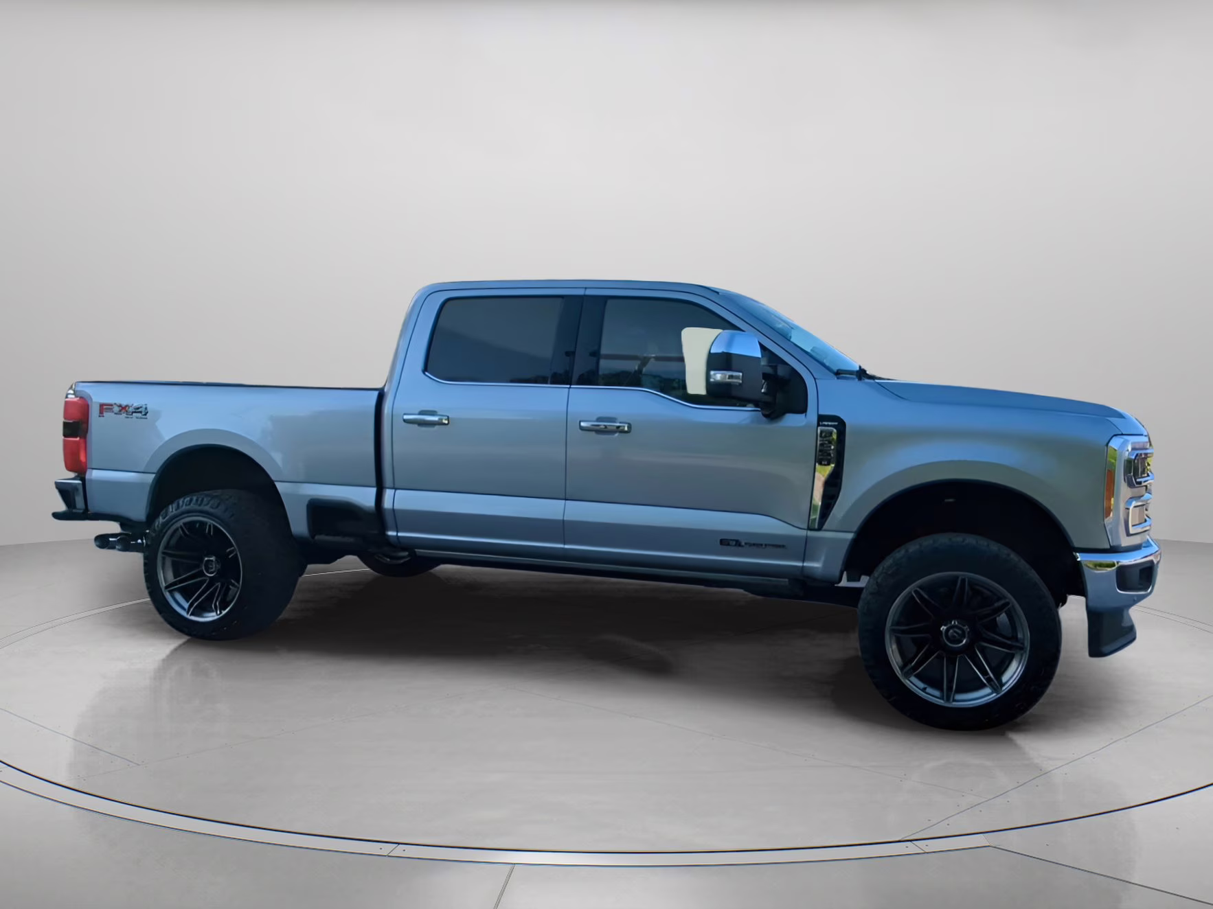 2023 Iconic Silver Metallic Ford Super Duty F-250 SRW LARIAT Crew Cab Pickup 4X4 Truck