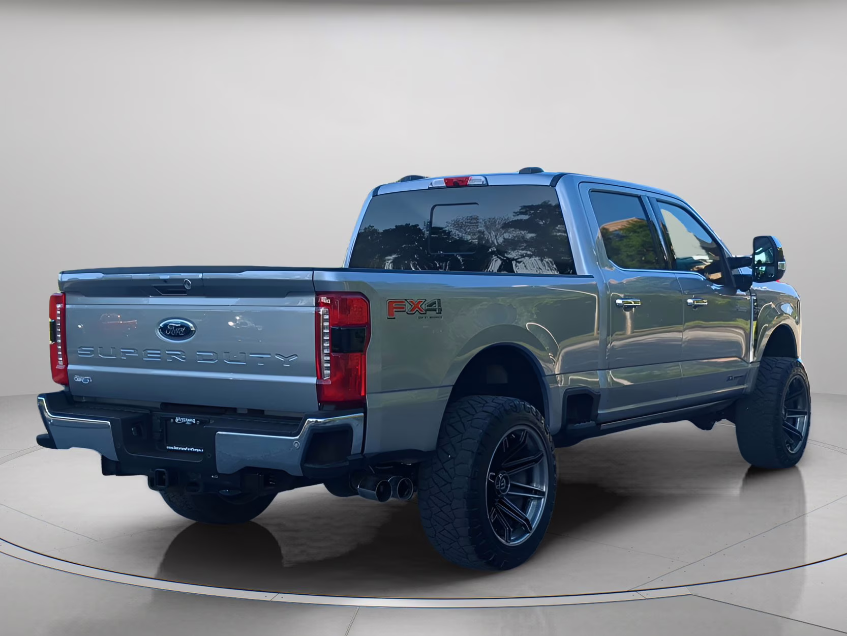 2023 Iconic Silver Metallic Ford Super Duty F-250 SRW LARIAT Crew Cab Pickup 4X4 Truck