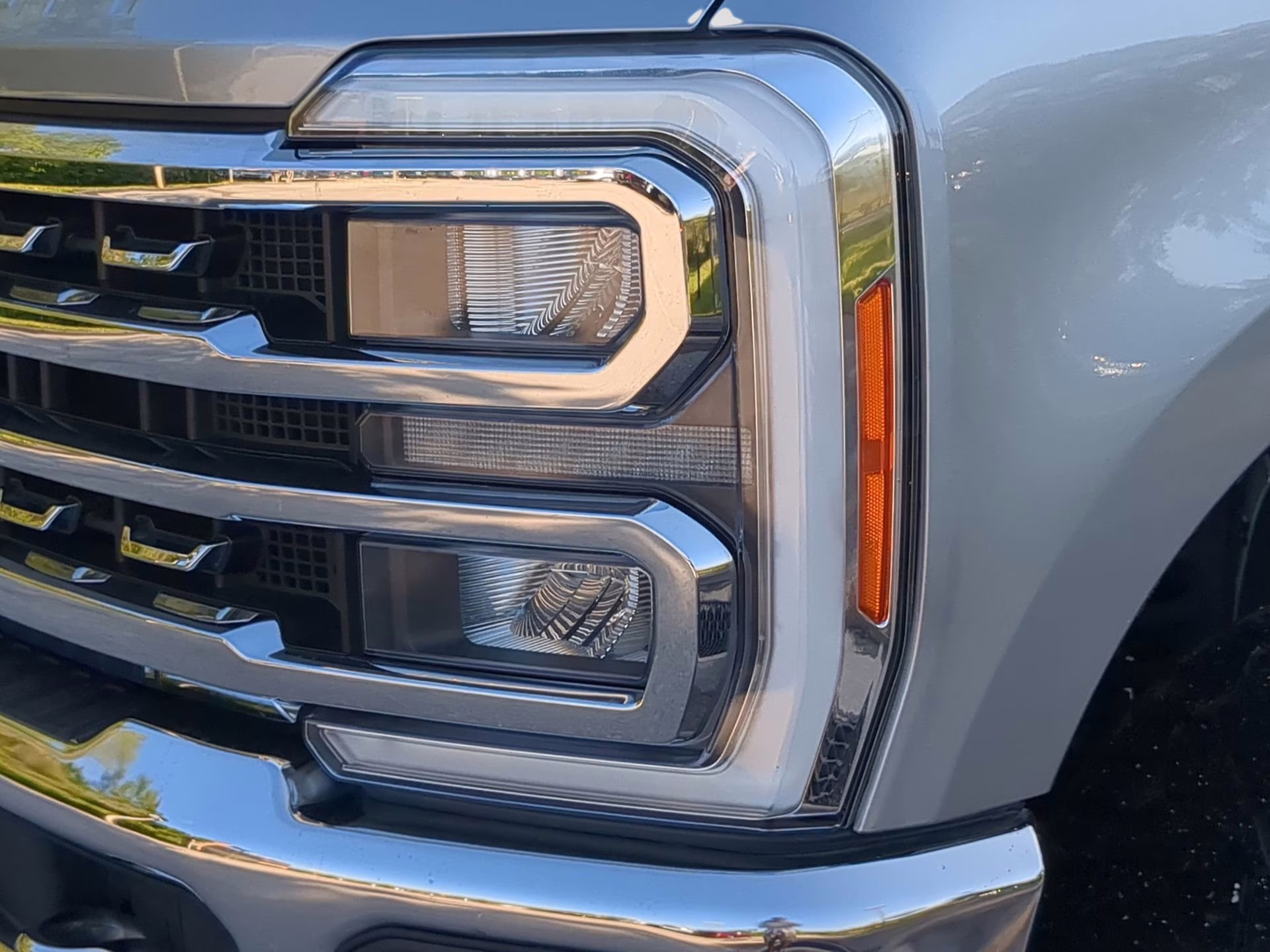 2023 Iconic Silver Metallic Ford Super Duty F-250 SRW LARIAT Crew Cab Pickup 4X4 Truck