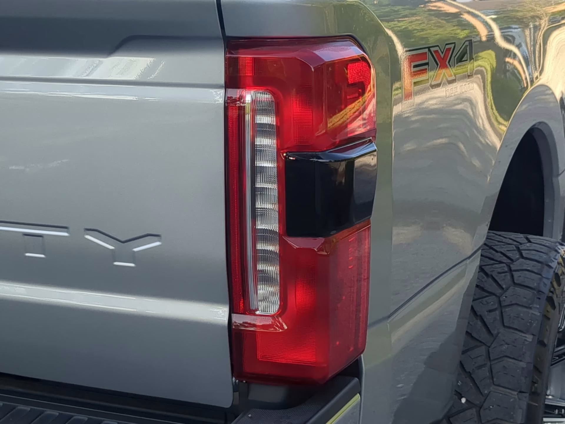 2023 Iconic Silver Metallic Ford Super Duty F-250 SRW LARIAT Crew Cab Pickup 4X4 Truck