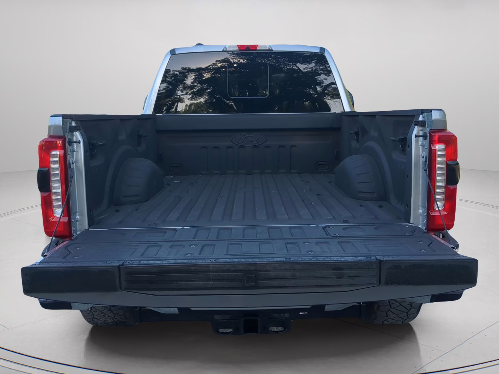 2023 Iconic Silver Metallic Ford Super Duty F-250 SRW LARIAT Crew Cab Pickup 4X4 Truck
