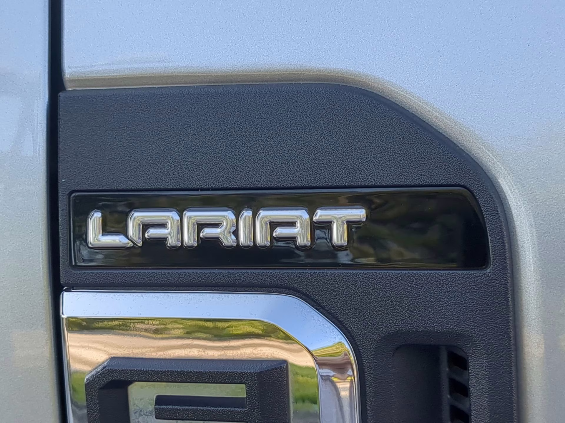 2023 Iconic Silver Metallic Ford Super Duty F-250 SRW LARIAT Crew Cab Pickup 4X4 Truck
