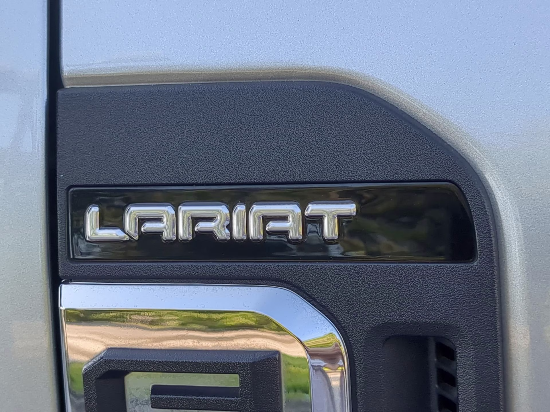2023 Iconic Silver Metallic Ford Super Duty F-250 SRW LARIAT Crew Cab Pickup 4X4 Truck