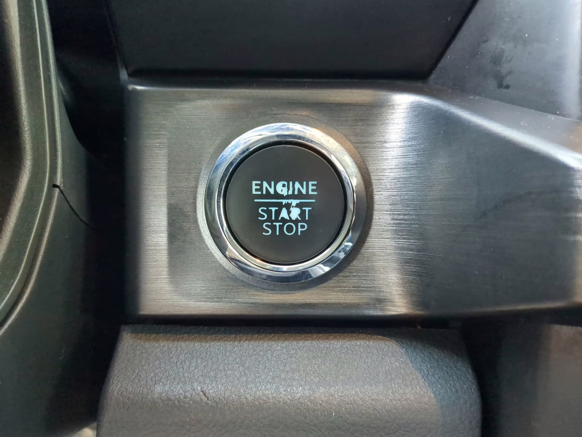 2023 Iconic Silver Metallic Ford Super Duty F-250 SRW LARIAT Crew Cab Pickup 4X4 Truck