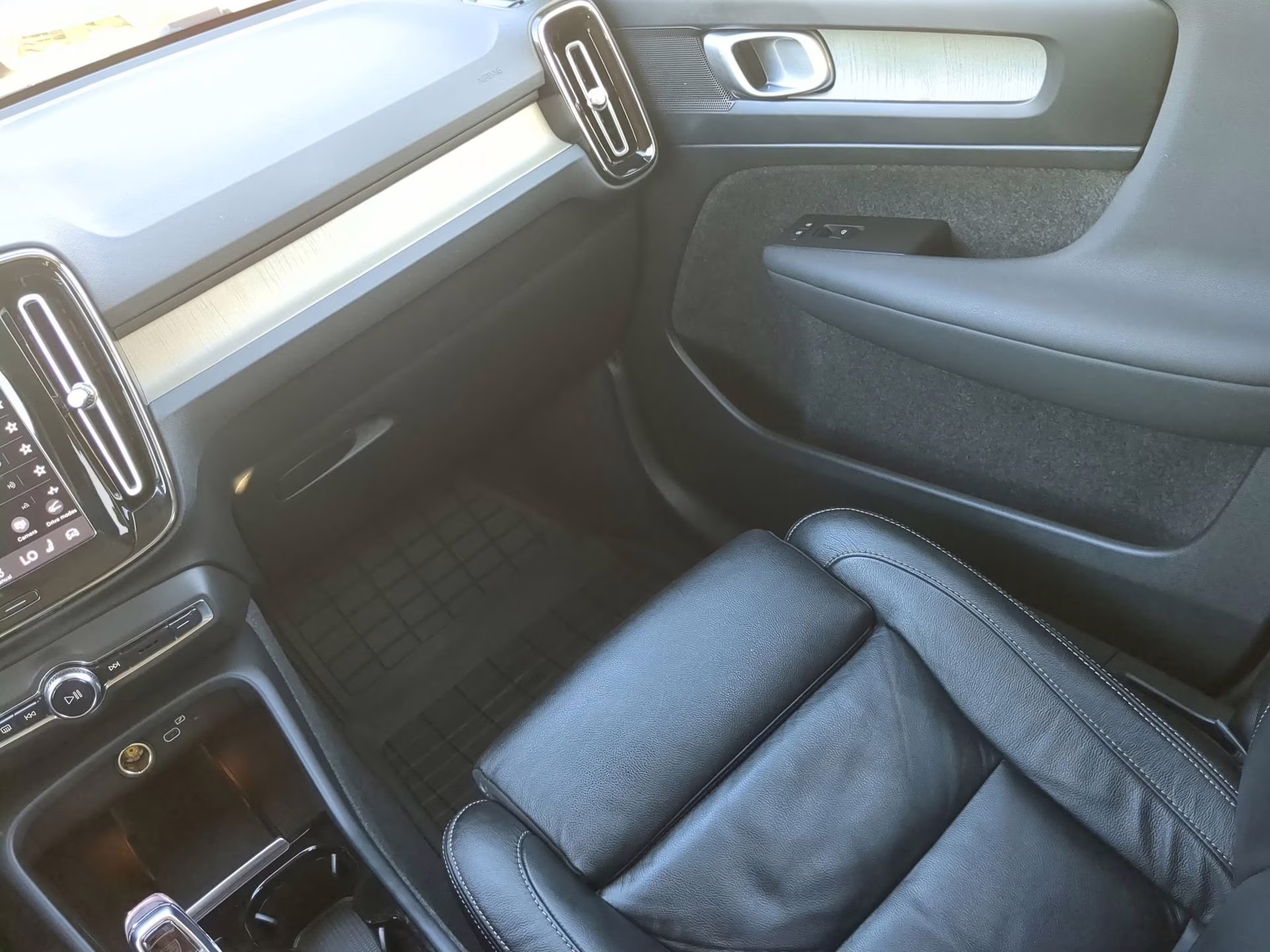 2023 Thunder Gray Metallic Volvo XC40 Plus Bright Theme AWD SUV