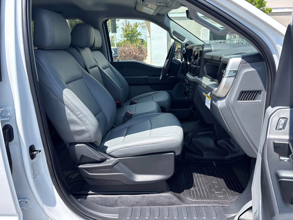 2026 Oxford White Ford Super Duty F-450 DRW 4X4 Chassis