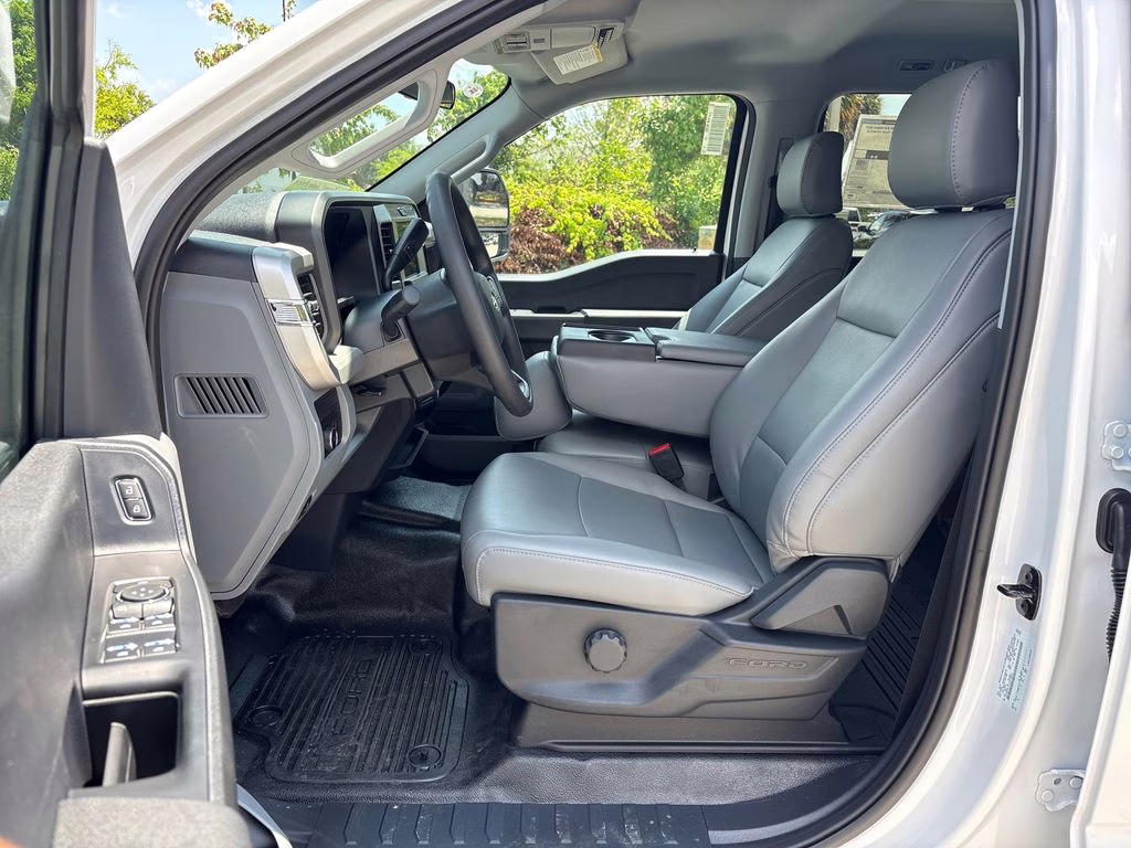 2026 Oxford White Ford Super Duty F-450 DRW 4X4 Chassis