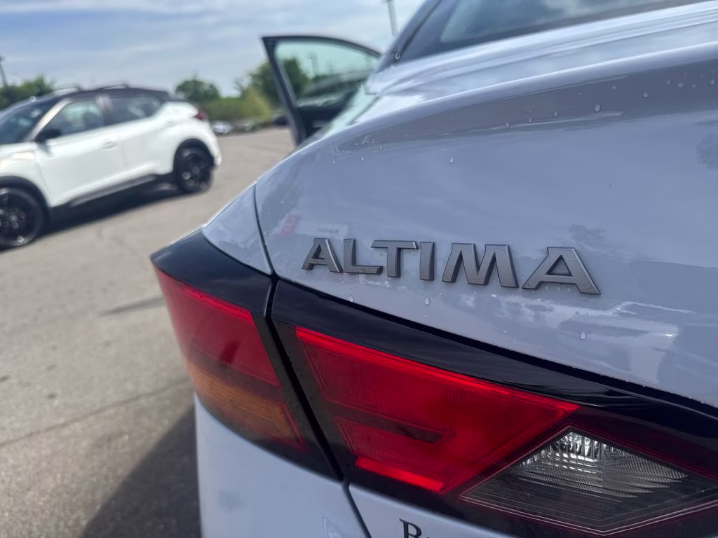 2026 Gray Sky/Super Black Nissan Altima 2.5 SR FWD Sedan