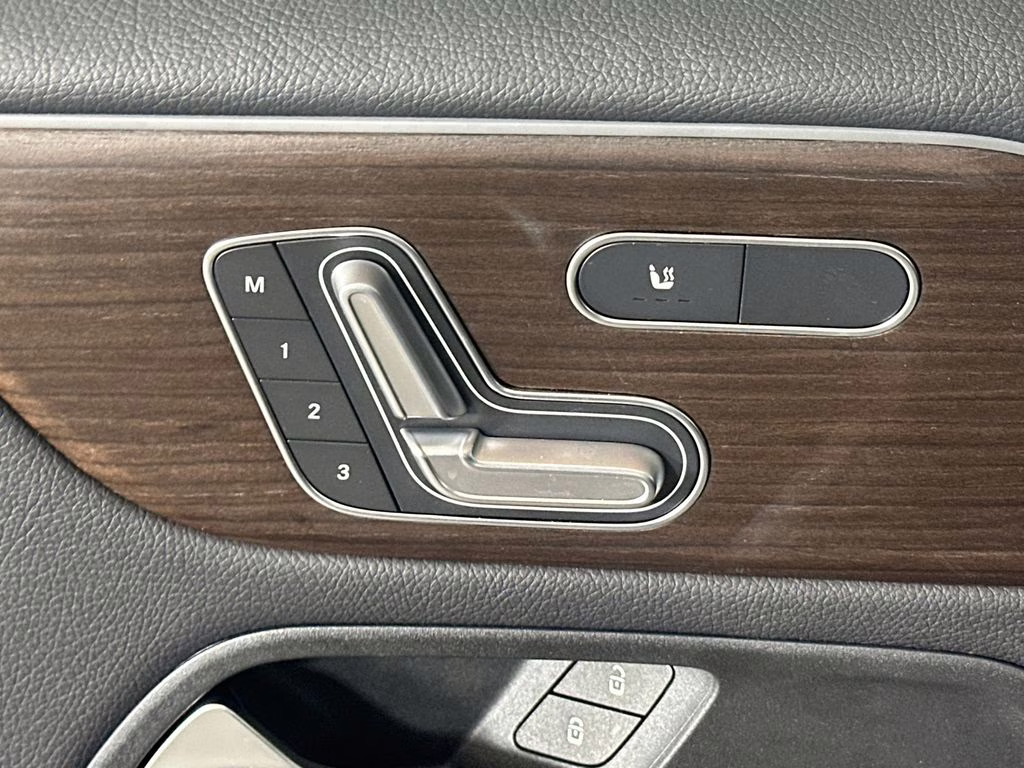 2025 Cirrus Silver Metallic Mercedes-Benz GLB GLB 250 FWD SUV