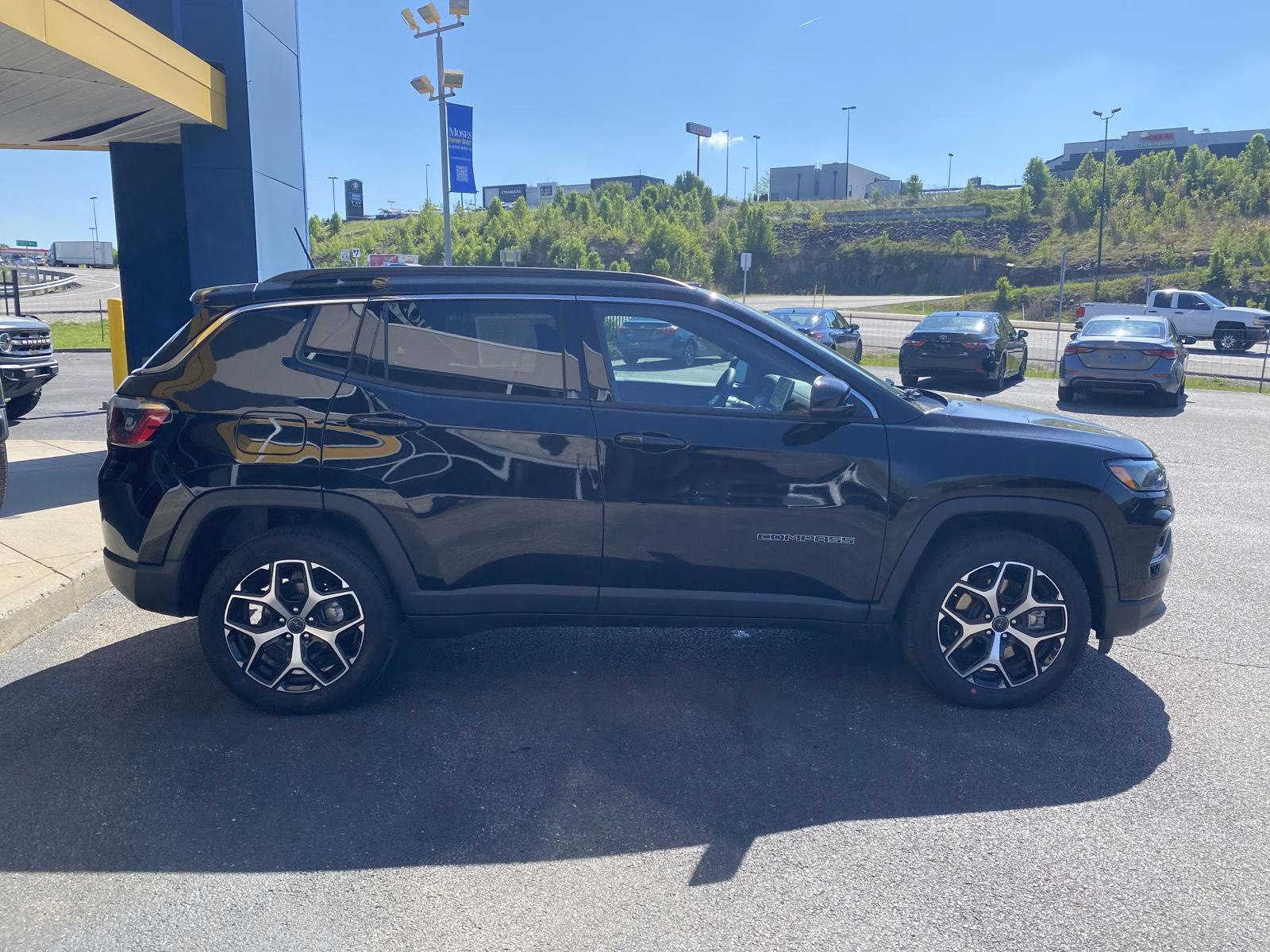 2025 Diamond Black Crystal Pearlcoat Jeep Compass Limited 4X4 SUV