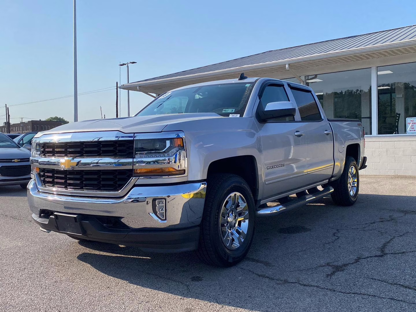 2018 Silver Ice Metallic Chevrolet Silverado 1500 LT 4X4 Truck