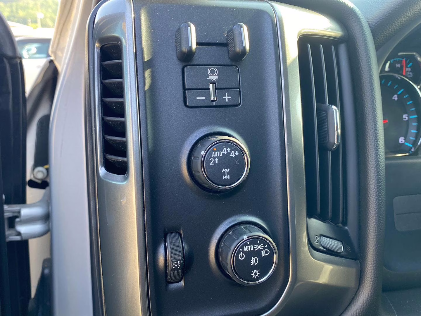 2018 Silver Ice Metallic Chevrolet Silverado 1500 LT 4X4 Truck