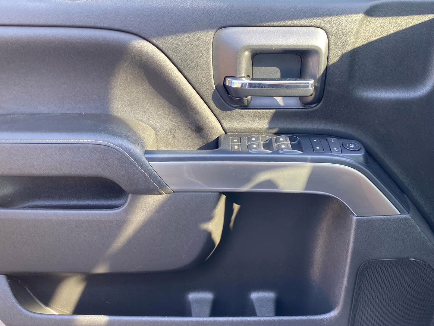 2018 Silver Ice Metallic Chevrolet Silverado 1500 LT 4X4 Truck