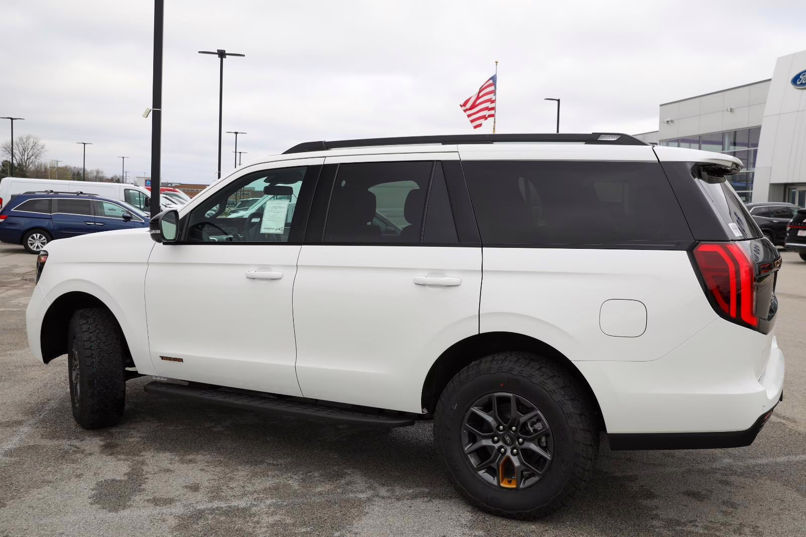 2026 Star White Metallic Tri-Coat Ford Expedition Tremor 4X4 SUV