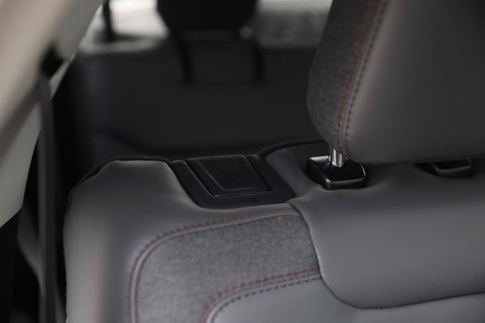 2026 Agate Black Metallic Ford Explorer Active w/200A Pkg 4X4 SUV