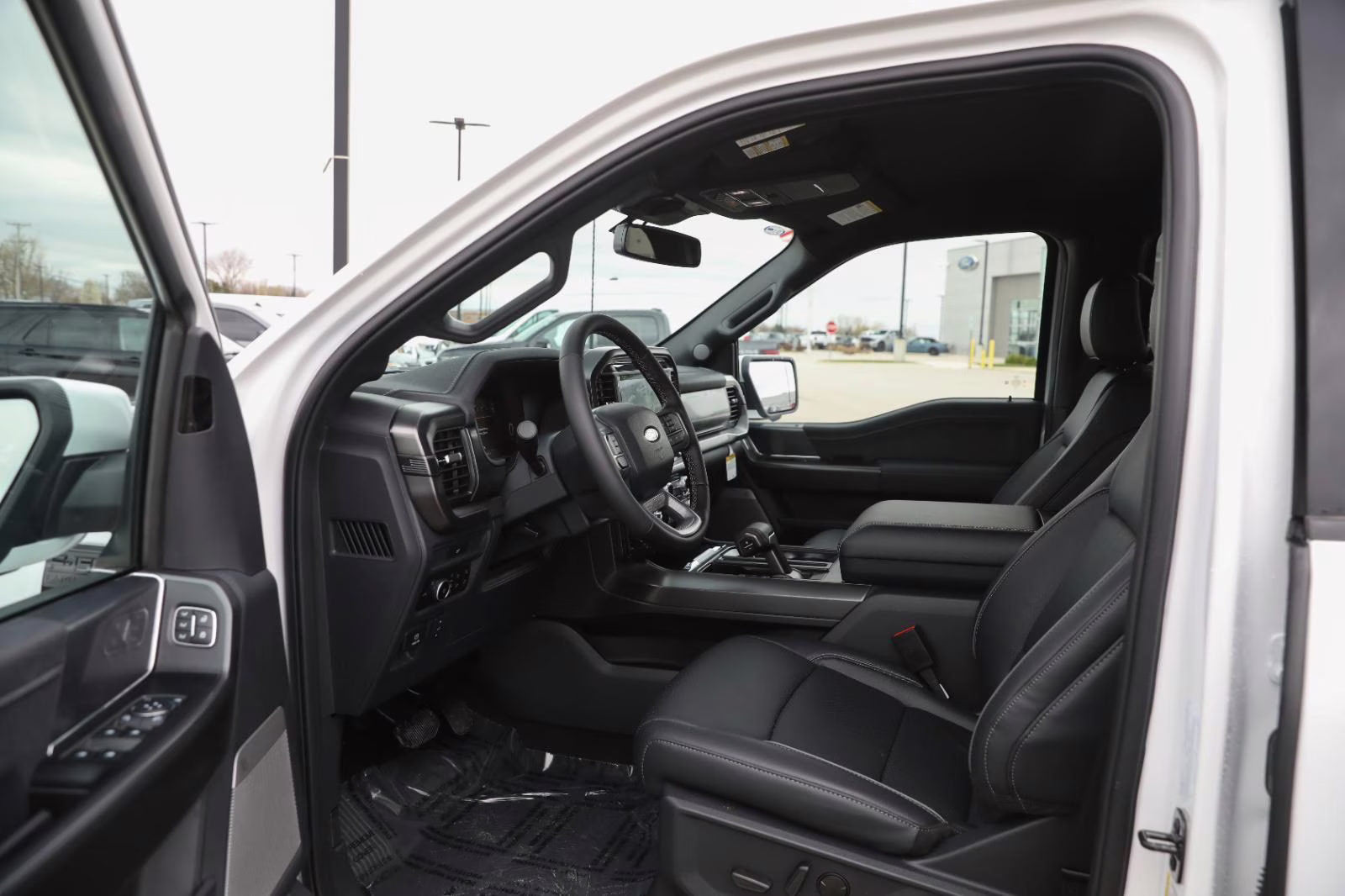 2026 Oxford White Ford F-150 LARIAT 4X4 Truck