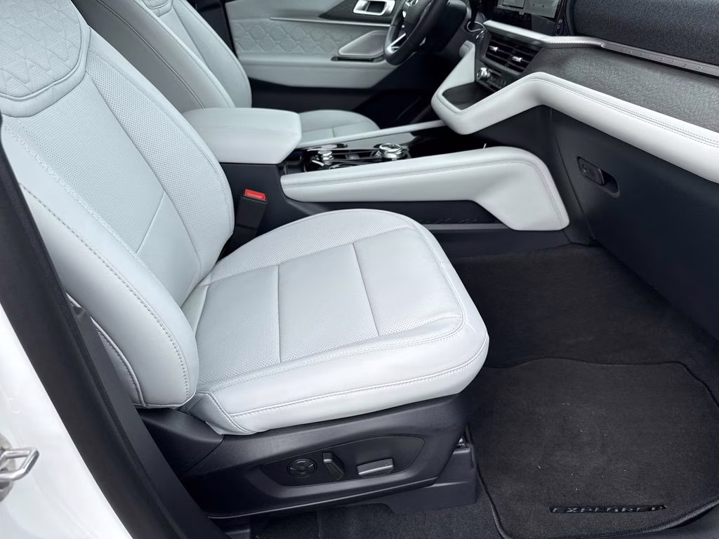 2026 Star White Metallic Tri-Coat Ford Explorer Platinum 4X4 SUV