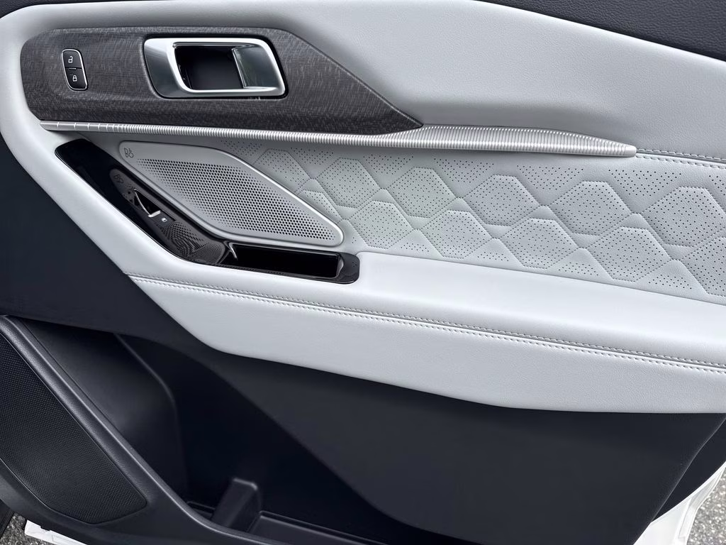 2026 Star White Metallic Tri-Coat Ford Explorer Platinum 4X4 SUV