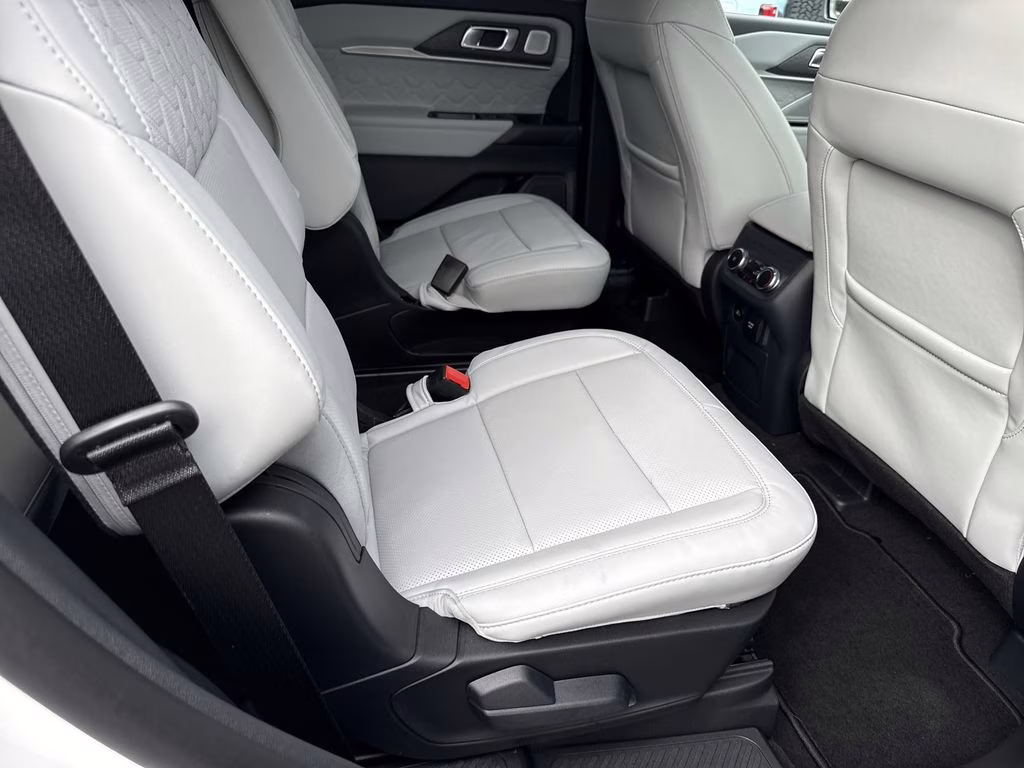 2026 Star White Metallic Tri-Coat Ford Explorer Platinum 4X4 SUV