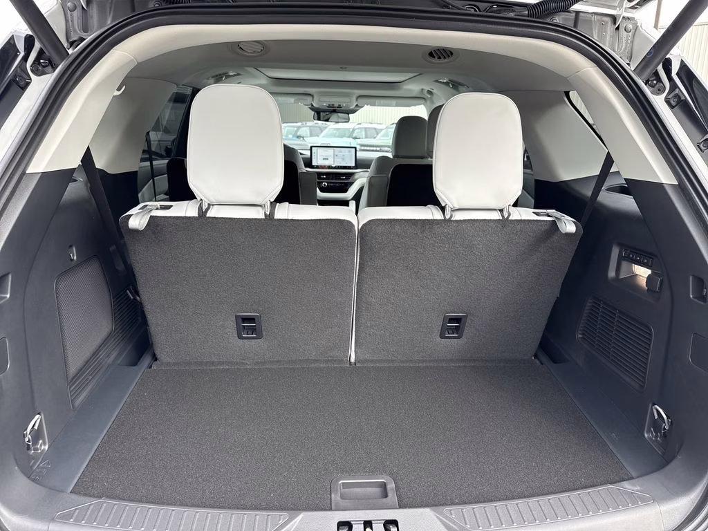 2026 Star White Metallic Tri-Coat Ford Explorer Platinum 4X4 SUV