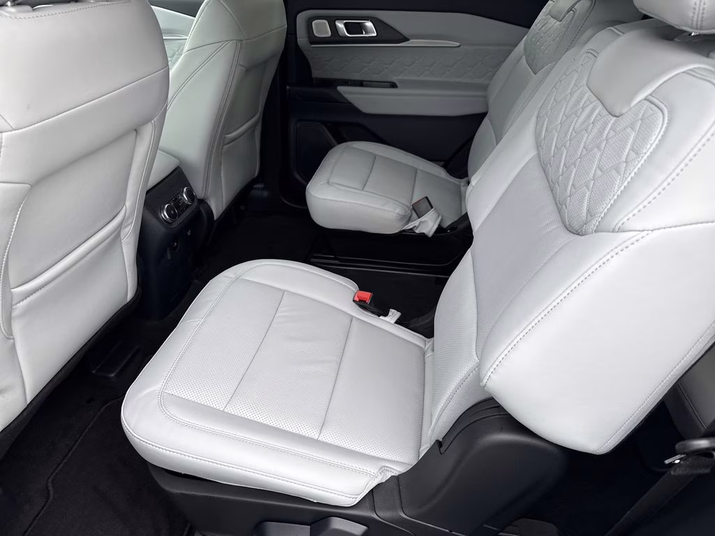 2026 Star White Metallic Tri-Coat Ford Explorer Platinum 4X4 SUV