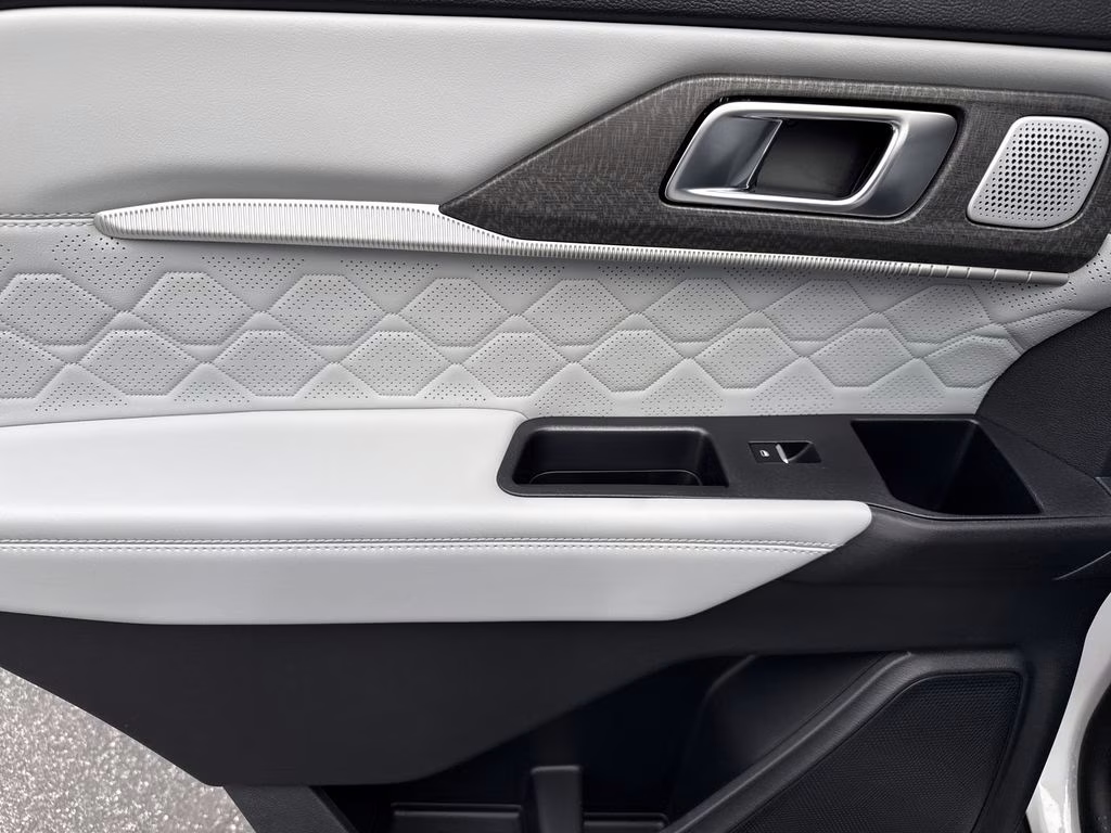 2026 Star White Metallic Tri-Coat Ford Explorer Platinum 4X4 SUV