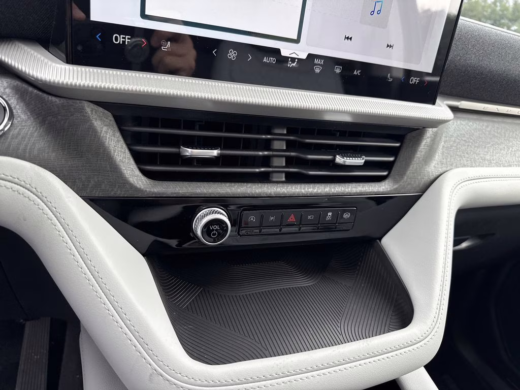 2026 Star White Metallic Tri-Coat Ford Explorer Platinum 4X4 SUV